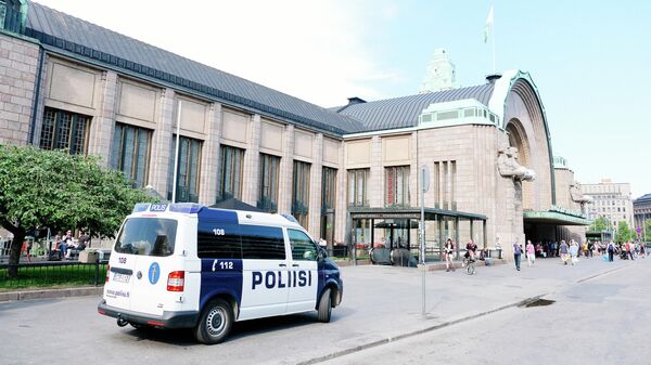 Автомобиль полиции у здания железнодорожного вокзала в Хельсинки