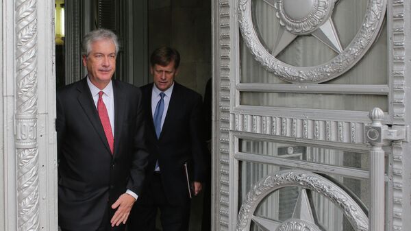 Заместитель государственного секретаря США Уильям Бернс и посол США в РФ Майкл Макфол выходят из здания министерства иностранных дел РФ