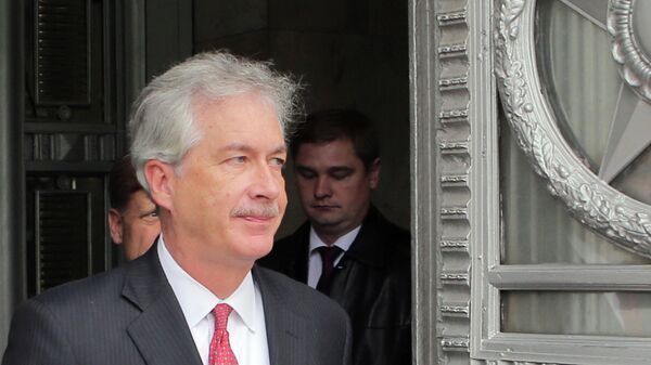 Заместитель государственного секретаря США Уильям Бернс выходит из здания министерства иностранных дел РФ