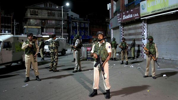 Индийские военные патрулируют город из-за напряженных отношений с Пакистаном