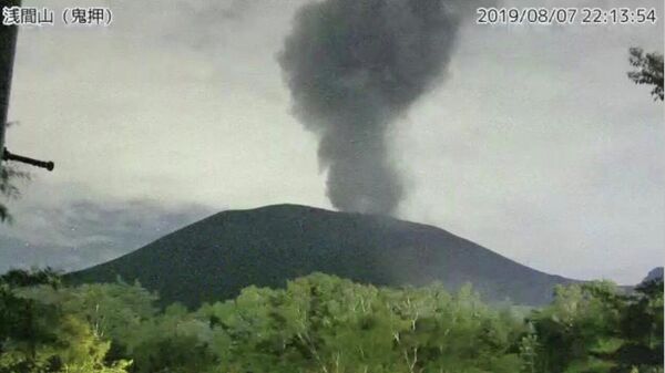 Скриншот видео с камеры Японского метеорологического агентства, на котором видно извержение горы Асама. 7 августа 2019