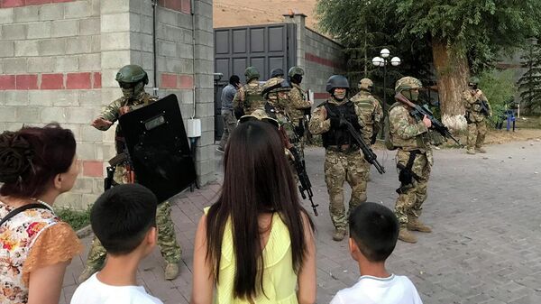 Киргизский спецназ на территории резиденции бывшего президента Кыргызстана Алмазбека Атамбаева в селе Кой-Таш