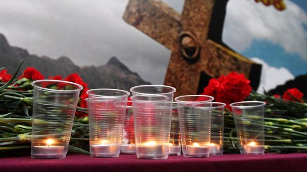 Зажженные свечи в память о погибших в результате военных действий в августе 2008 года на территории посольства Южной Осетии