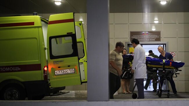 Автомобиль скорой помощи у входа в приемное отделение городской больницы №1 города Новороссийска