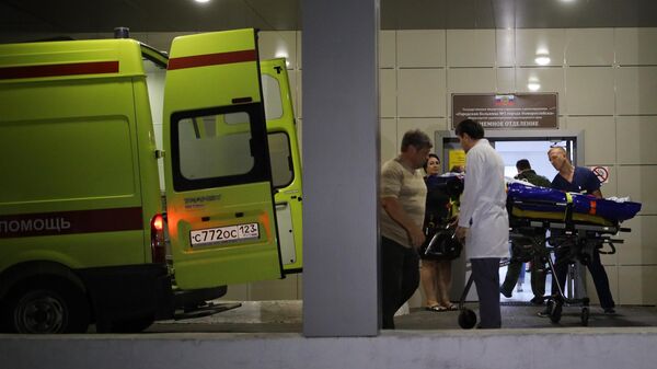 Автомобиль скорой помощи у входа в приемное отделение городской больницы №1 города Новороссийска, куда были доставлены пострадавшие в результате ДТП под Новороссийском. 8 августа 2019