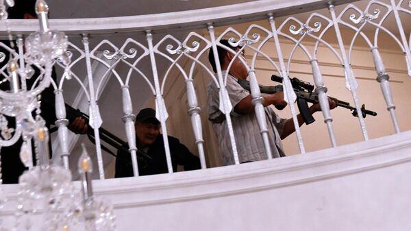 Вооруженные сторонники бывшего президента Кыргызстана Алмазбека Атамбаева в его доме в селе Кой-Таш во время спецоперации сил государственной безопасности