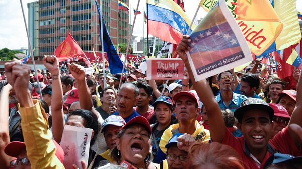 Участники акции протеста против санкционной политики США на одной из улиц Каракаса