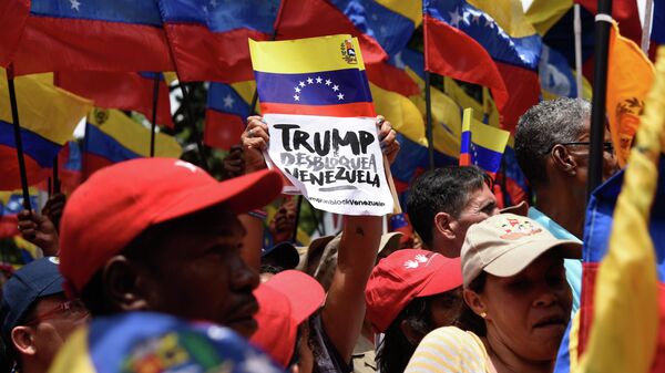 Акция протеста против политики США на одной из улиц Каракаса