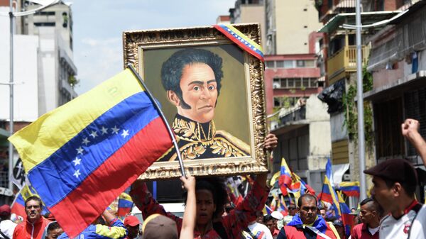 Участники акции протеста против санкционной политики США несут портрет Симона Боливара на одной из улиц Каракаса
