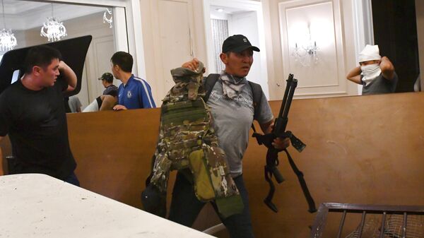Вооруженные сторонники бывшего президента Кыргызстана Алмазбека Атамбаева охраняют его дом во время спецоперации сил государственной безопасности в селе Кой-Таш