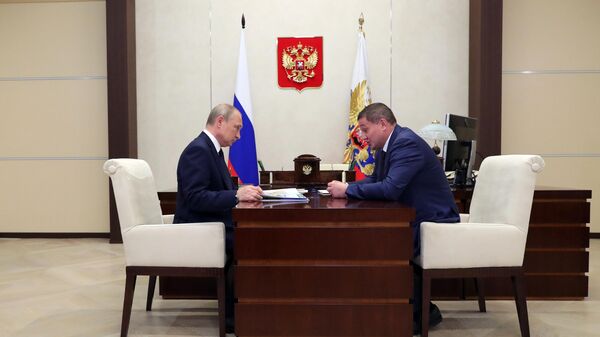 Президент РФ Владимир Путин и губернатор Волгоградской области Андрей Бочаров во время встречи. 8 августа 2019