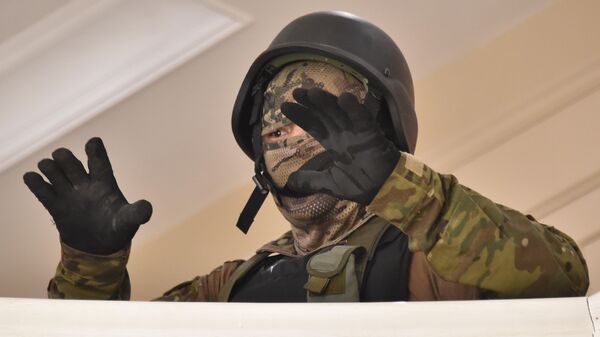 Сотрудник спецназа в доме Алмазбека Атамбаева в селе Кой-Таш