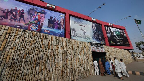 Афиши индийских фильмов на здании кинотеатра в Карачи