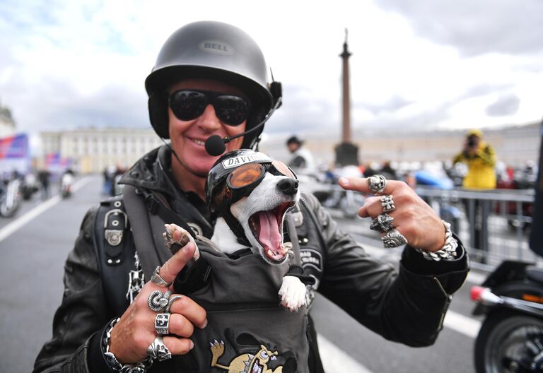 Участники мотопарада в рамках мотофестиваля St.Petersburg Harley Days