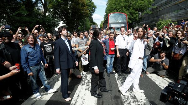 Фанаты отмечают 50-летие фотографии Beatles на Abbey Road, Лондон. 8 августа 2019