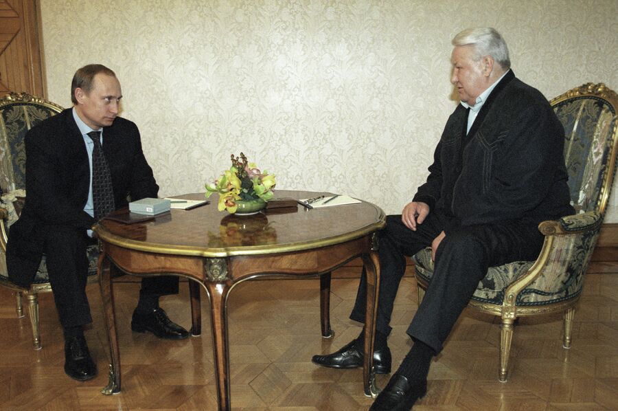 Первый Президент РФ Борис Ельцин поздравляет и. о. Президента РФ Владимира Путина с победой в первом туре президентских выборов