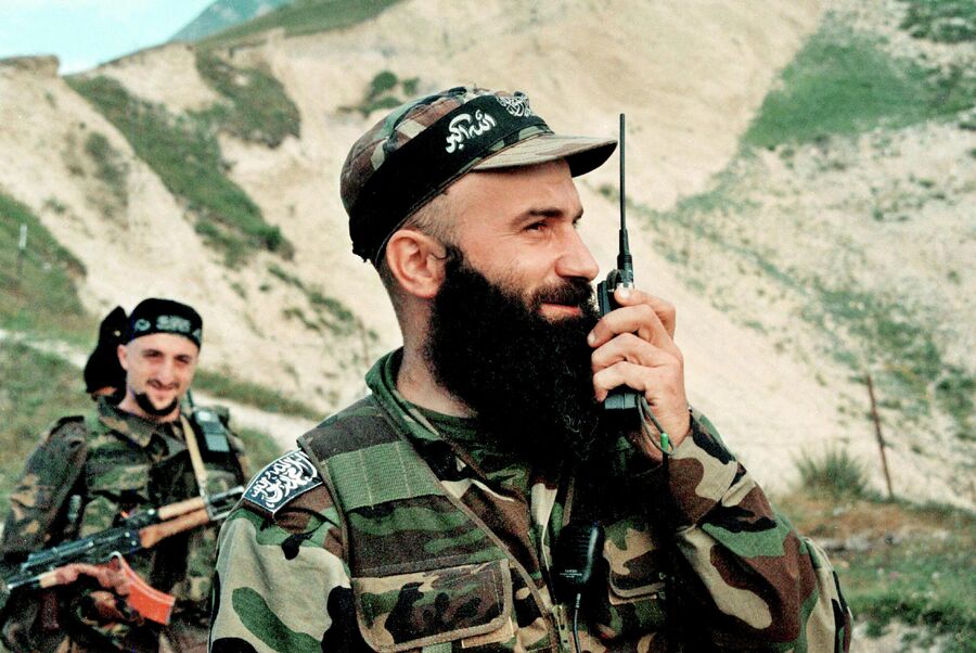 Чеченский полевой командир Шамиль Басаев в Ботлихском районе, Дагестан. 11 августа 1999 года