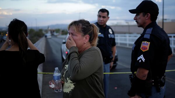 Женщина на месте массовой стрельбы в Эль-Пасо, штат Техас, США