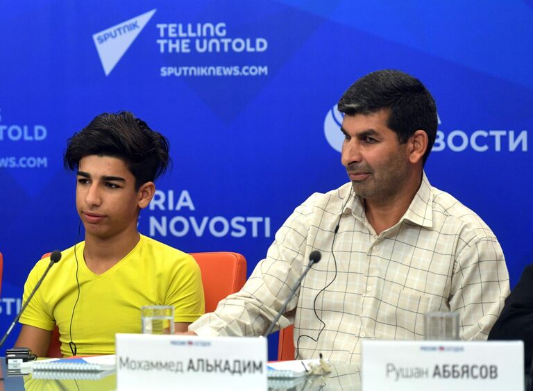 Мальчик из Ирака Касим Алькадим с отцом Мохаммедом на пресс-конференции по итогам лечения