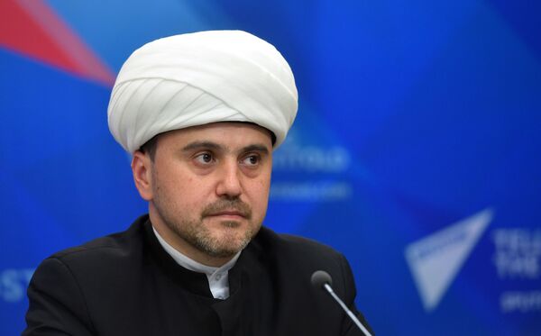 Первый заместитель председателя Духовного управления мусульман РФ Рушан Аббясов на пресс-конференции по итогам лечения Касима Алькадима – героя лучшего снимка конкурса им. Андрея Стенина Первый заместитель председателя Духовного управления мусульман РФ Рушан Аббясов на пресс-конференции по итогам лечения Касима Алькадима – героя лучшего снимка конкурса им. Андрея Стенина
