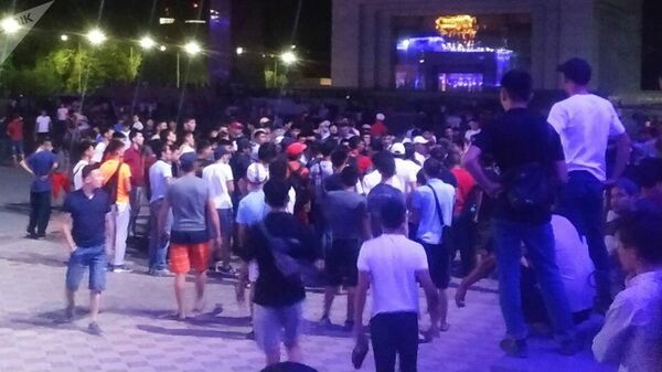 Сторонники Алмазбека Атамбаева перекрыли площадь Ала-Тоо в Бишкеке. 8 августа 2019