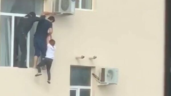 Полминуты на спасение: Аслан Динаев рассказал, как снял мальчика с окна