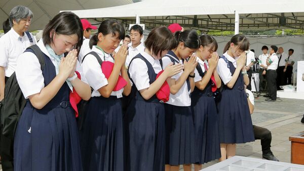 Школьницы на церемонии поминовения атомной бомбардировки 1945 года в день, посвященный 74-й годовщине взрыва в Парке мира в Нагасаки. 9 августа 2019 года.