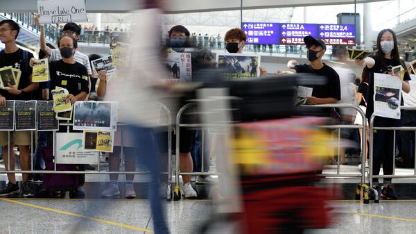 Акция протеста против законопроекта об экстрадиции в международном аэропорту Гонконга