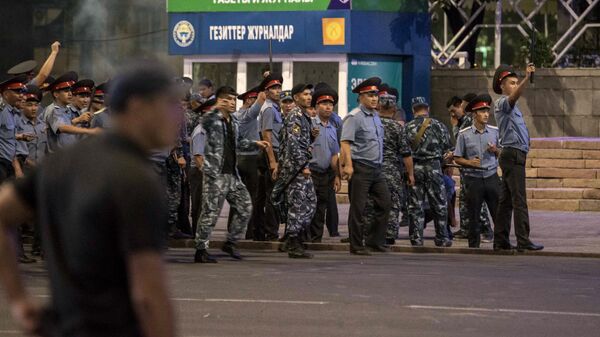 Сотрудники полиции во время столкновений со сторонниками экс-президента Киргизии Алмазбека Атамбаева на площади Ала-Тоо в Бишкеке