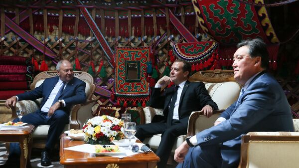 Дмитрий Медведев на заседании совета премьер-министров стран ЕАЭС в узком составе в культурно-этнографическом комплексе Рух в Чолпон-Ате, Киргизия. 9 августа 2019