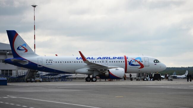Самолет Airbus A320neo авиакомпании Уральские авиалинии во время презентации в аэропорту Кольцово в Екатеринбурге