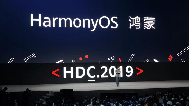Презентация операционной системы HarmonyOS на конференции разработчиков Huawei в Дунгуане. 9 августа 2019