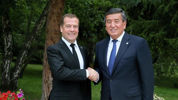 Председатель правительства РФ Дмитрий Медведев и президент Киргизии Сооронбай Жээнбеков во время встречи в Чолпон-Ате. 9 августа 2019