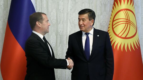 Председатель правительства РФ Дмитрий Медведев и президент Киргизии Сооронбай Жээнбеков во время встречи в Чолпон-Ате
