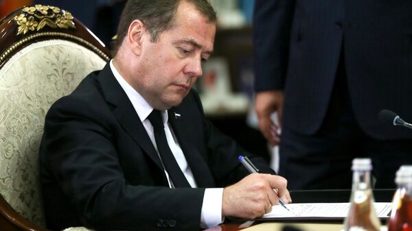 Председатель правительства РФ Дмитрий Медведев во время подписания документов по итогам ЕАЭС 