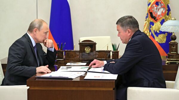 Президент РФ Владимир Путин и губернатор Вологодской области Олег Кувшинников во время встречи 