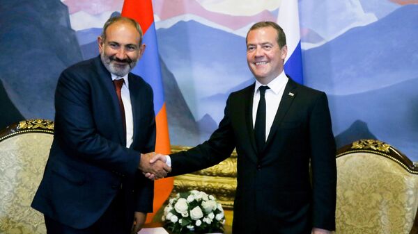 Председатель правительства РФ Дмитрий Медведев и премьер-министр Армении Никол Пашинян