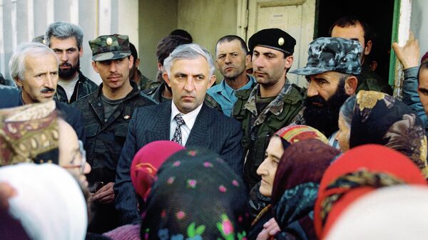 Аслан Масхадов, претендующий на пост президента Чечни, среди избирателей в ноябре 1996 года