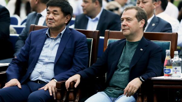 Председатель правительства РФ Дмитрий Медведев с участниками заседания ЕАЭС во время посещения международного музыкального фестиваля Tengri Music