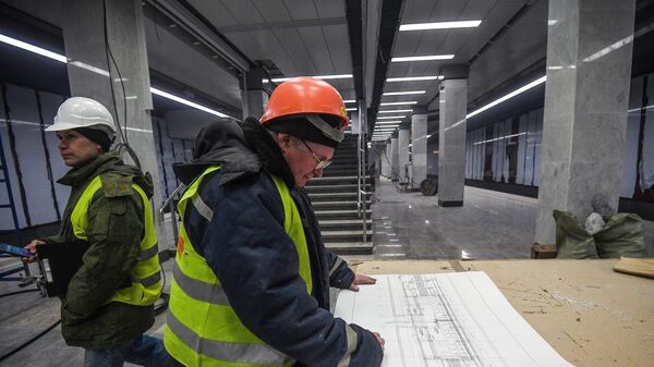 Инженер на строительстве станции Московского метрополитена Коммунарка на Сокольнической линии