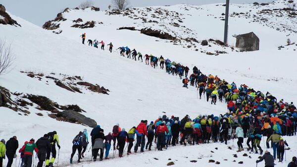 Альпинисты начинают восхождение на западную вершину Эльбруса