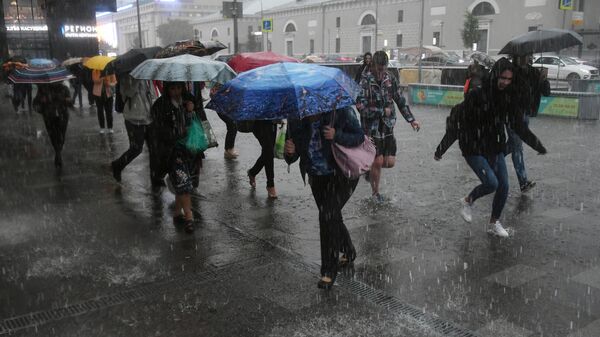 Пешеходы в Москве во время дождя. Архивное фото