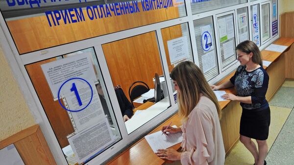 Девушки возле окна выдачи водительских удостоверений в МРЭО ГИБДД УМВД России по Тамбовской области