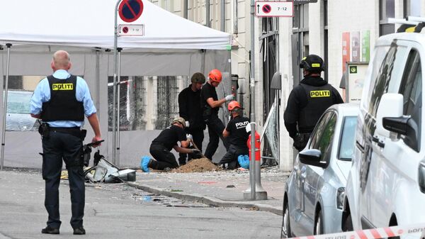 Датская полиция осматривает место происшествия возле полицейского участка на улице Хермодсгаде  в Копенгагене. 10 августа 2019