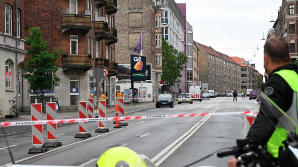 Датская полиция осматривает место происшествия возле полицейского участка на улице Хермодсгаде в Копенгагене. 10 августа 2019