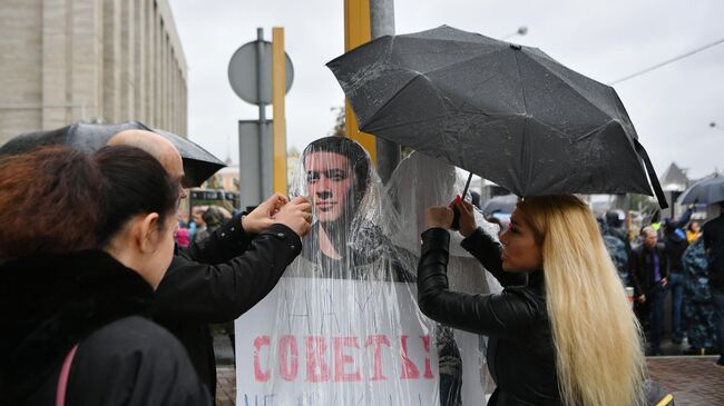 Участники митинга в поддержку незарегистрированных кандидатов в Мосгордуму на проспекте Академика Сахарова в Москве. 10 августа 2019