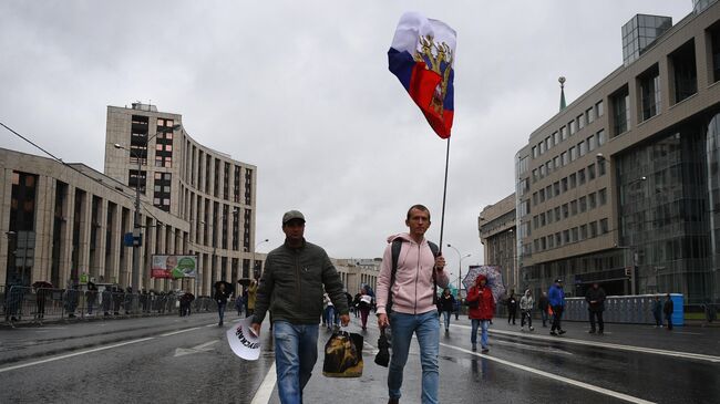 Участники митинга в поддержку незарегистрированных кандидатов в Мосгордуму на проспекте Академика Сахарова в Москве. 10 августа 2019