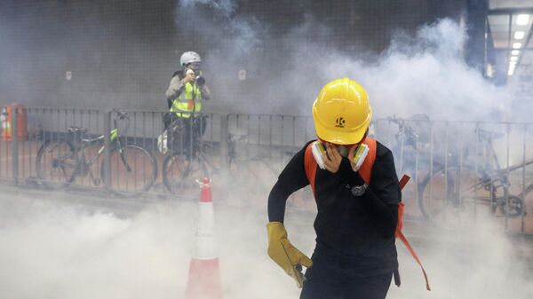 Полиция Гонконга применила слезоточивый газ для разгона демонстрантов в районе Гонконга Тайвай. 10 августа 2019