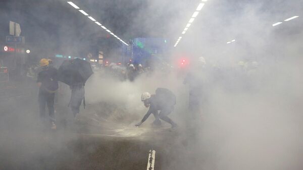  Полиция распылила слезоточивый газ во время демонстрации в районе Тайвай, Гонконг, Китай. 10 августа 2019 