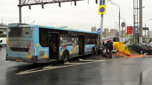 Последствия ДТП c участием рейсового автобуса, врезавшегося в мачту городского освещения на Ленинградском шоссе в Москве. 10 августа 2019